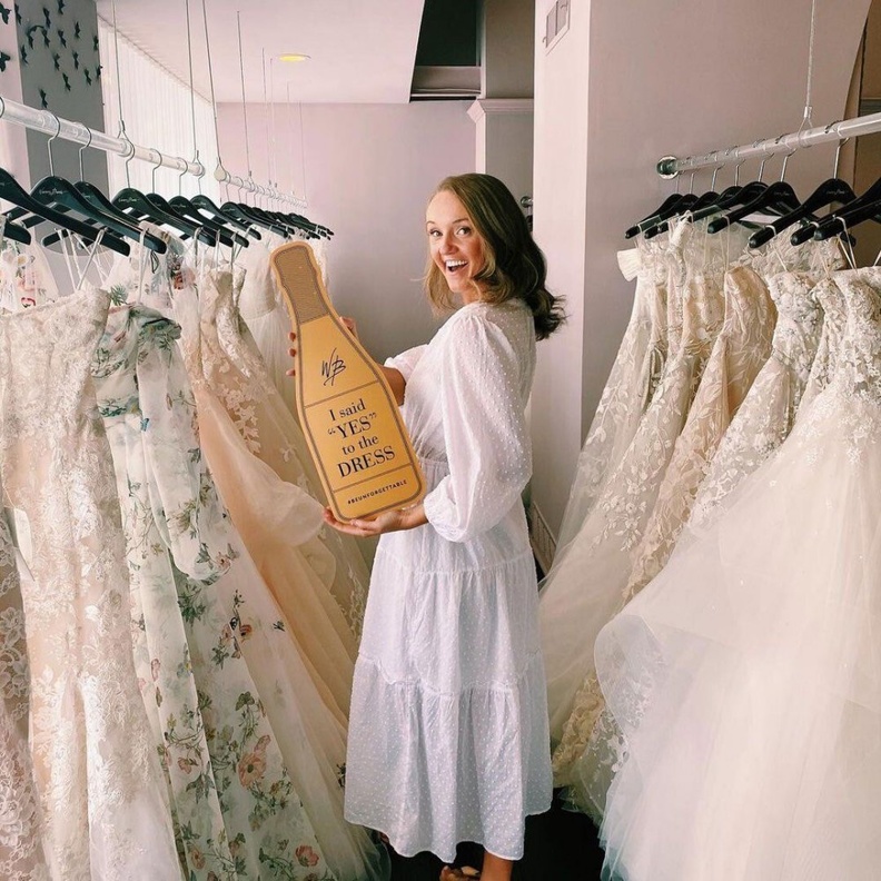 أليكس دراموند تختار كعكتي زفاف