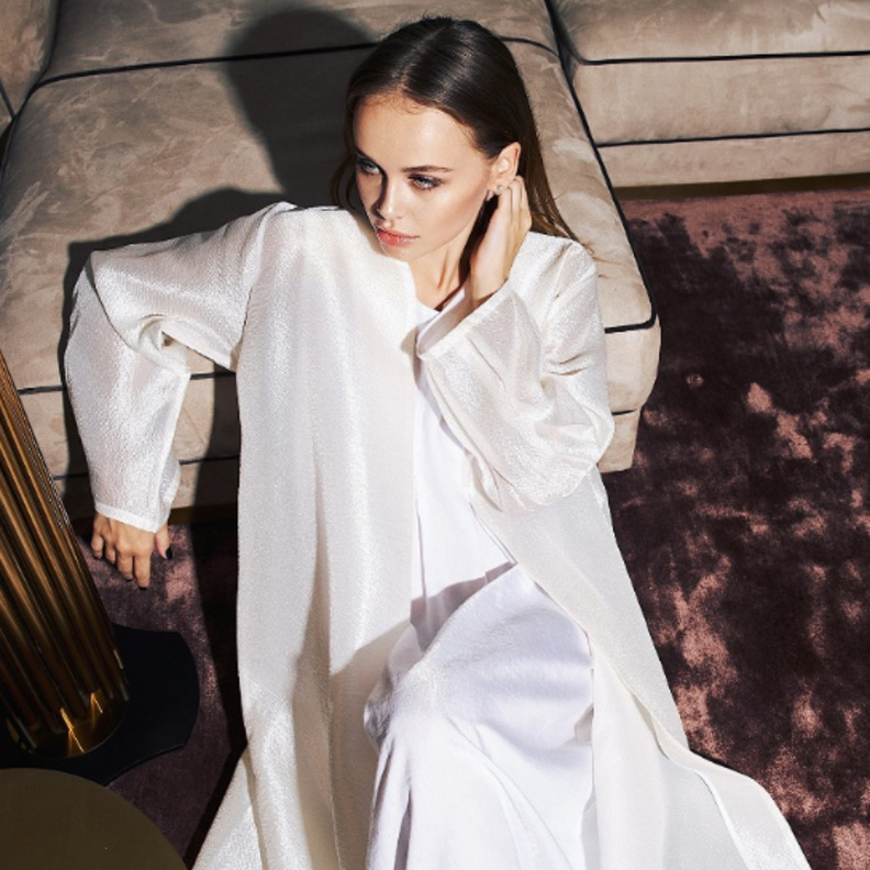 الأبيض المرهف بستايل فاخر ولمّاع بعباية جذابة من تصميم Elements. Dubai