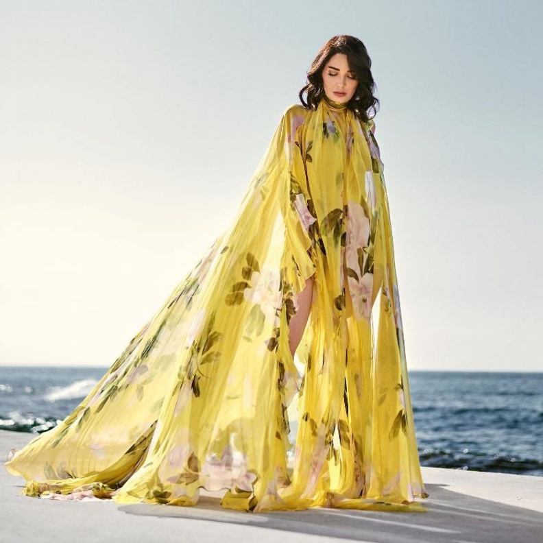 بدت سيرين عبد النور ساحرة بإطلالة ربيعية من مجموعة دار فالنتينو