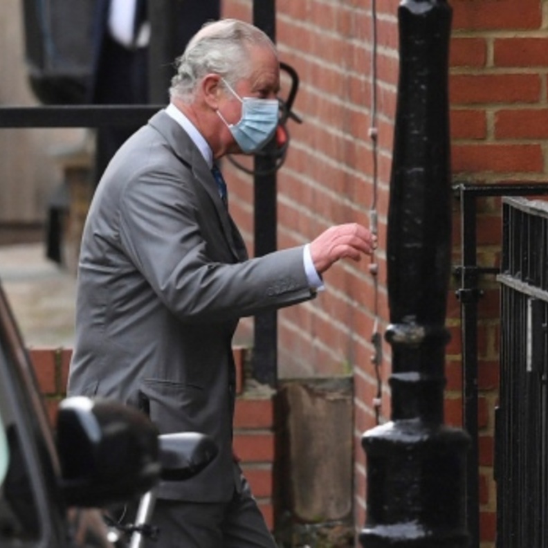  الأمير تشارلز يزور والده في المستشفى