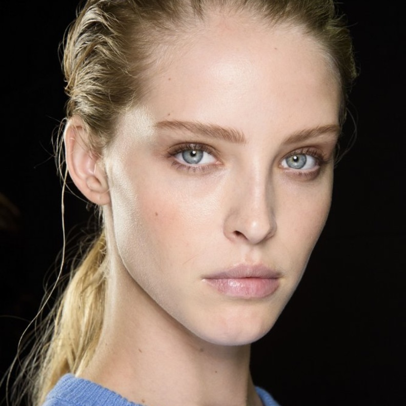 أسرار تطبيق البلاشر للوجه النحيف لمظهر خدود أكثر امتلاءً وجاذبية