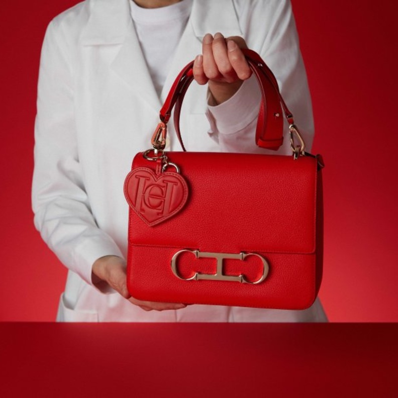 كارولينا هيريرا تتبرّع بسبعة ملايين دولار لمكافحة جائحة كوفيد-19