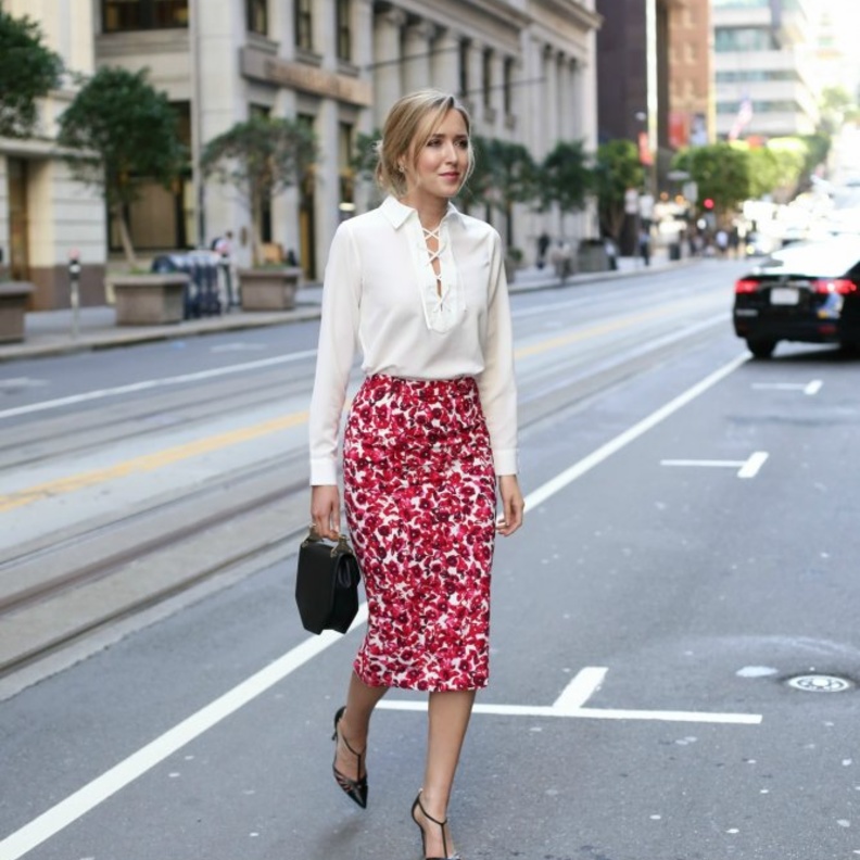 اعتمدي تنورة معرقة بالورود لاطلالة أنيقة للدوام