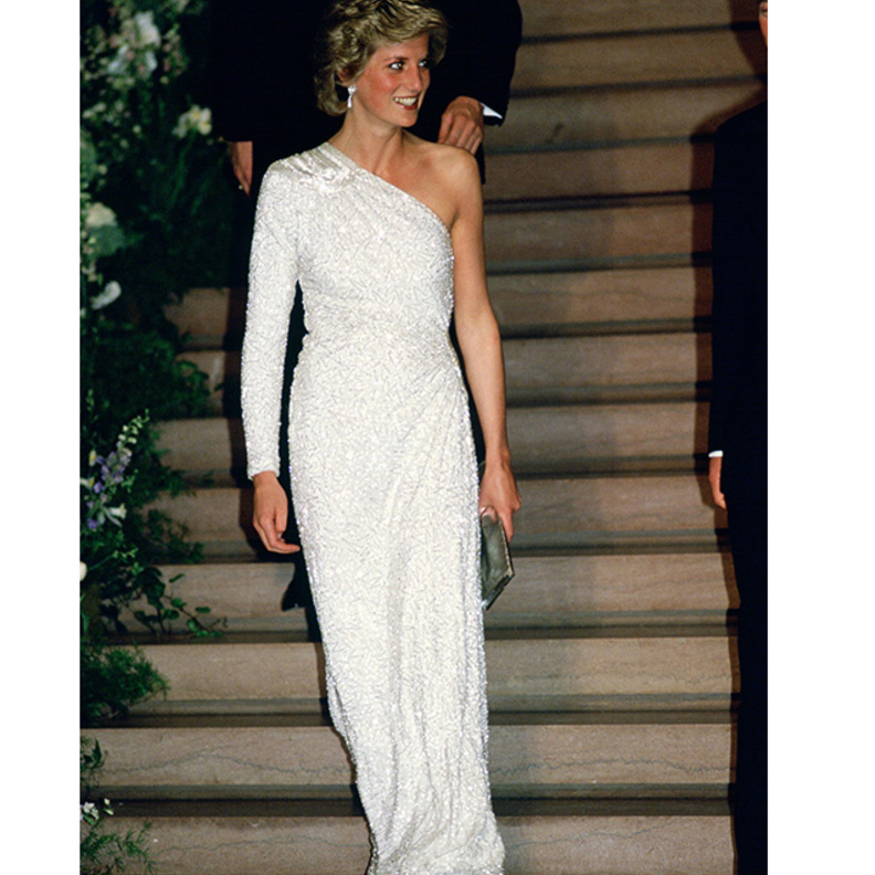 فستان الأميرة ديانا Princess Diana الأبيض والمزخرف بالترتر اللامع