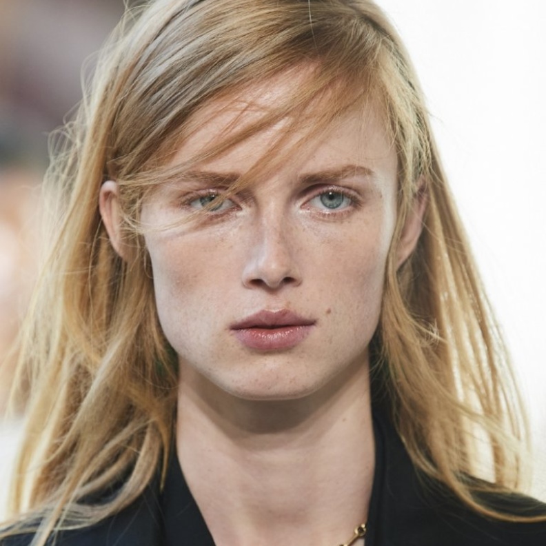 تسريحات شعر مع الغرة المبعثرة والجانبية لربيع 2021 من دار Ports 1961