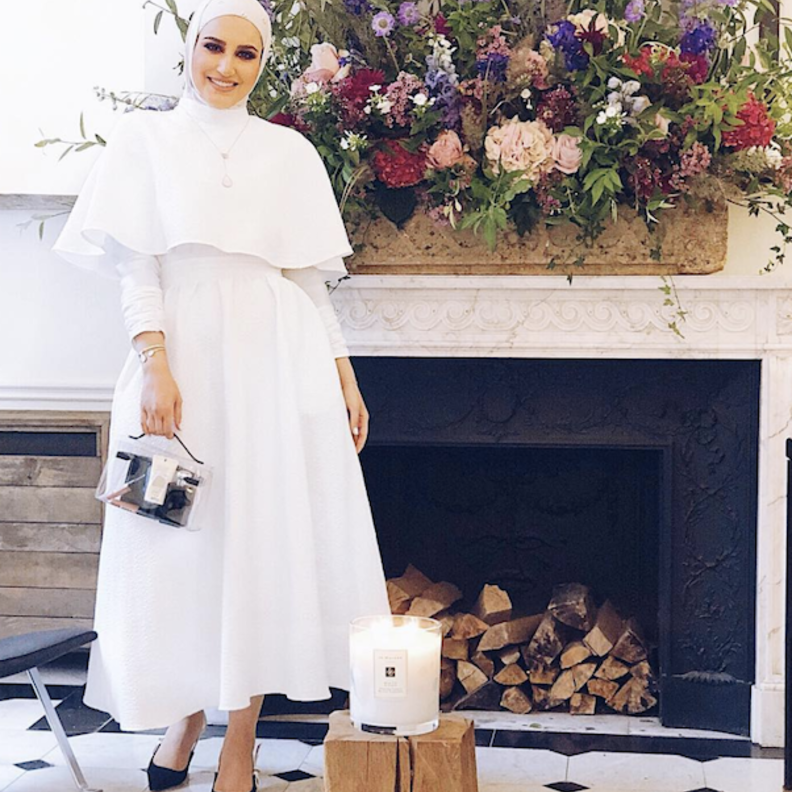 اختارت دلال الدوب اطلالة ناعمة في فستان باللون الابيض