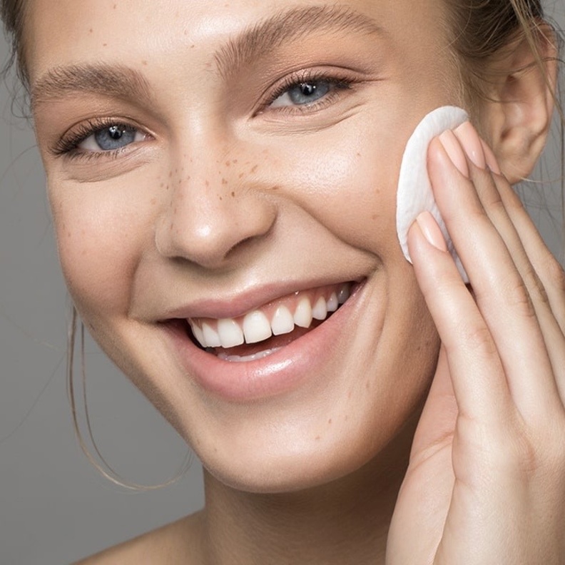 استخدمي التونر على بشرتك قبل السيروم للحصول على بشرة متوهجة