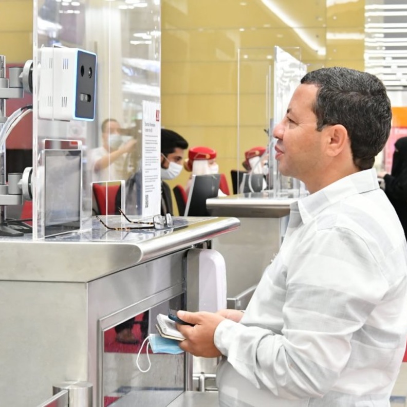 بوابات ذكية في مطارات دبي باستخدام بصمة العين مع الوجه
