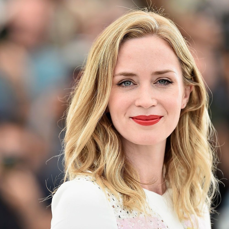 إميلي تعتمد ألوان أحمر الشفاه المنوعة