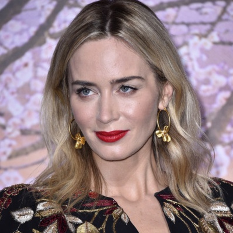 أقراط إميلي بلنت من علامة لورين شوارتز