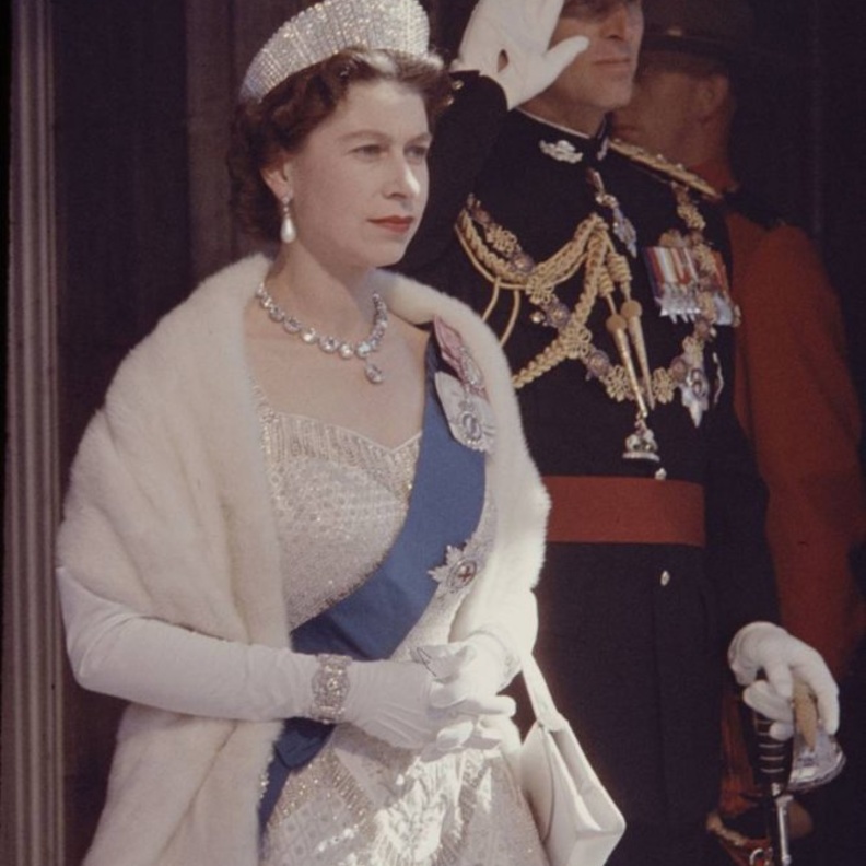 تعرفوا على قصة سوار زواج إدنبره التي أهداها الأمير فيليب لزوجته الملكة