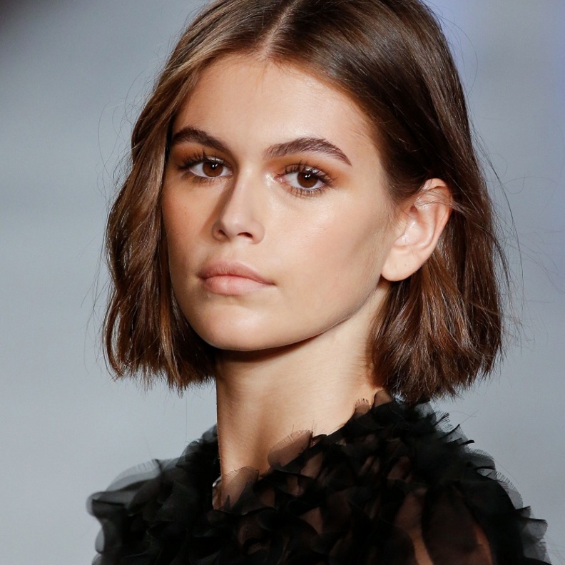 قصات للشعر القصير والكاريه من اطلالة Kaia Gerber 2021