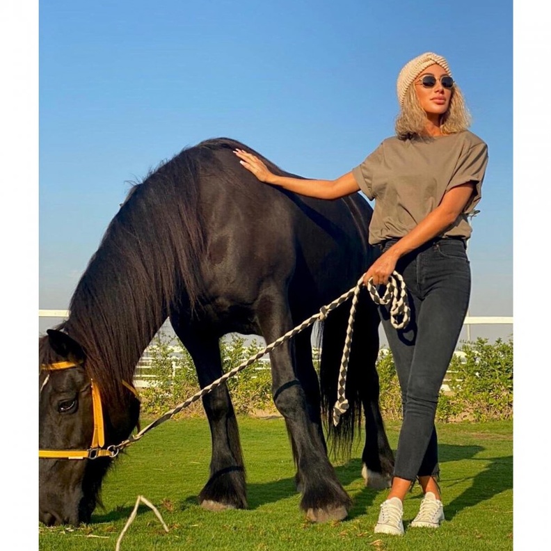 اطلالات مايا دياب الكاجوال بموضة الجينز في دبي