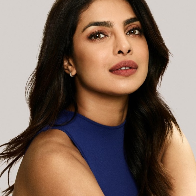 مكياج ترابي مات يناسب البشرة السمراء بأسلوب بريانكا شوبرا