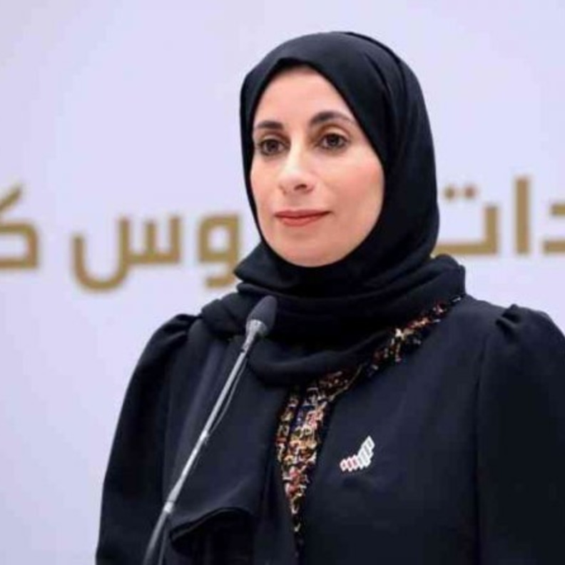 الطبيبة عائشة مصبح المعمري مع صاحب السمو الشيخ محمد بن زايد آلِ نهيان ولي عهد ابوظبي