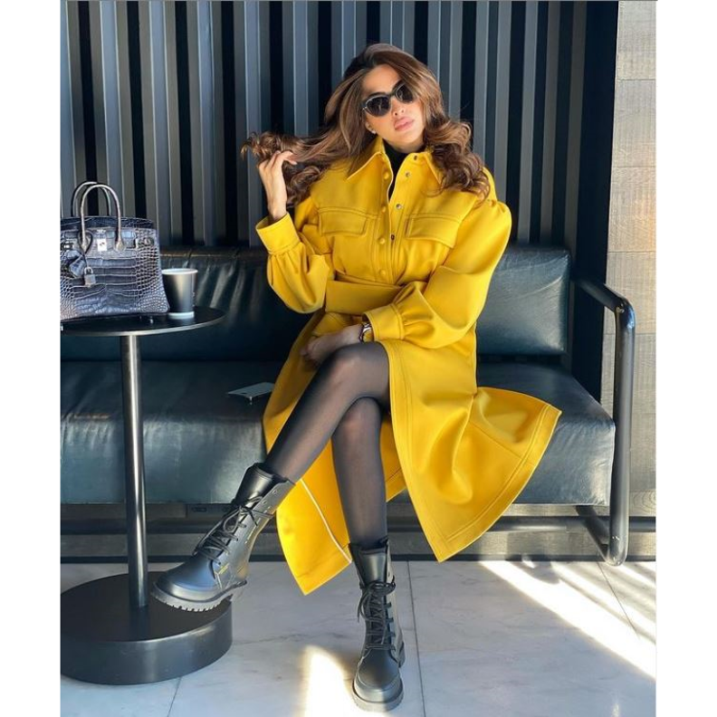 أخطفي الأنظار بالمعطف الأصفر ونسُقيه مع البوت الشبابي والعصري على طريقة فوز الفهد