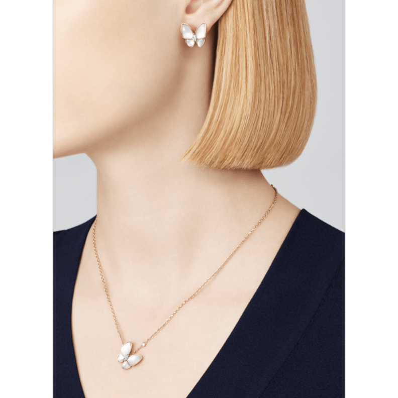 أجمل تصاميم سلاسل ذهب لإطلالة ناعمة من دور المجوهرات العالمية