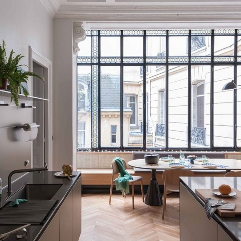  مطبخ مودرن بنافذة واسعة وإضاءة طبيعية