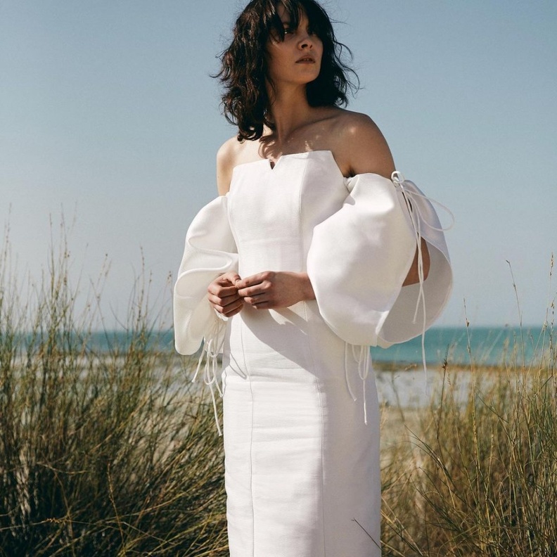 فستان من علامة بزة الزومان