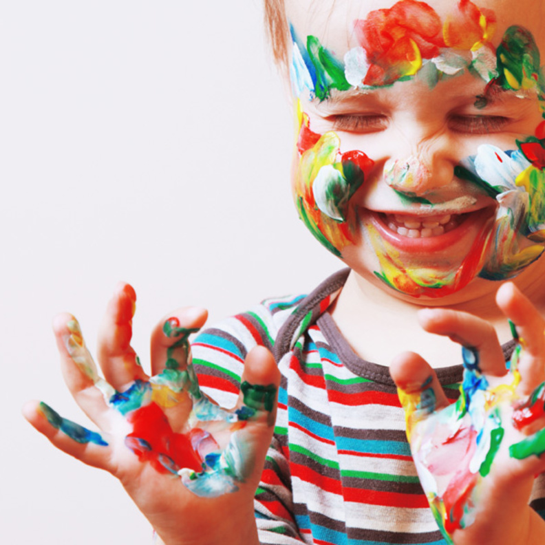 السن المناسب لتعليم الطفل الألوان