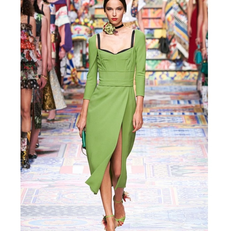 التنورة الميدي باللون الأخضر والقصة الجذابة من Brandon Maxwell