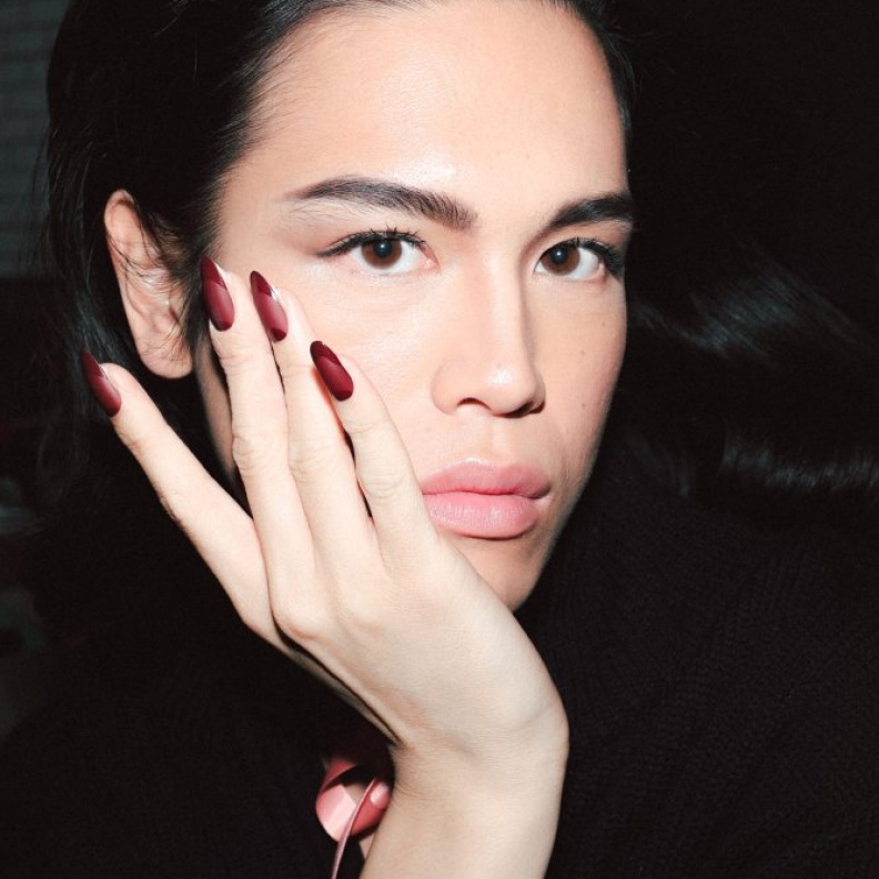 الوان مناكير شتاء 2021 مخملية وهندسية من دار Prabal Gurung