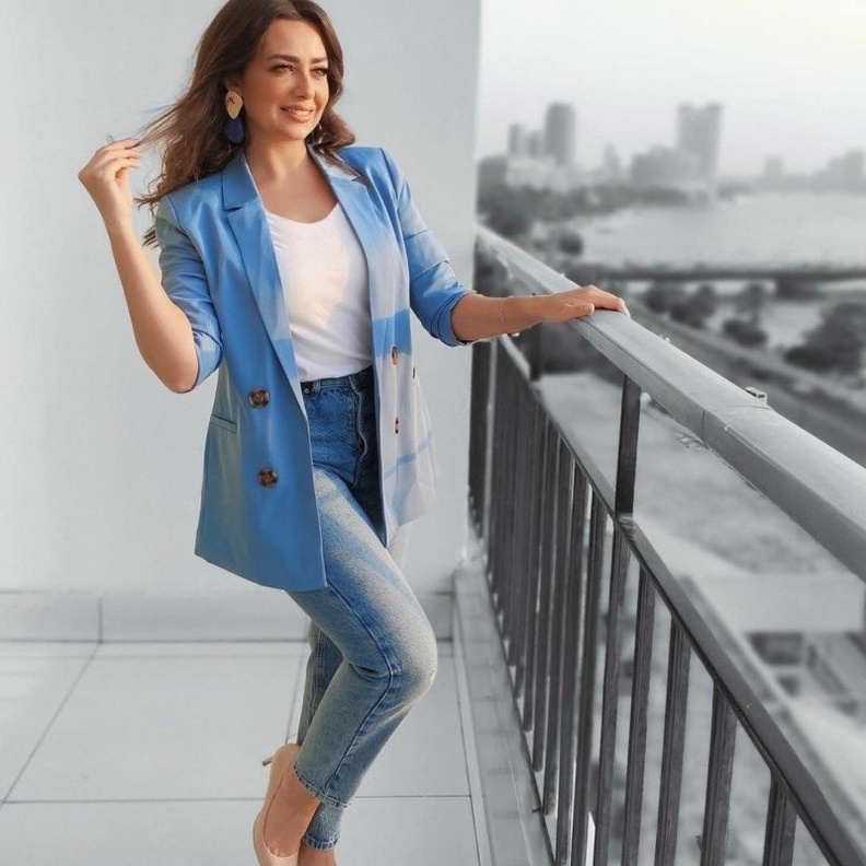  نسقت هبة مجدي بليزر ازرق مع بنطلون جينز