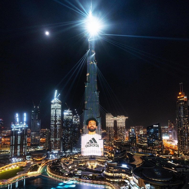محمد صلاح في أطول برج في العالم بمناسبة افتتاح متجر أديداس الجديد