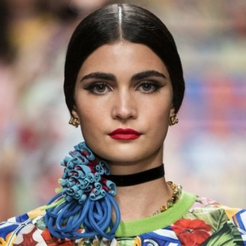 رسمات مكياج مات بسيطة مع الايلاينر من دار Dolce&Gabbana