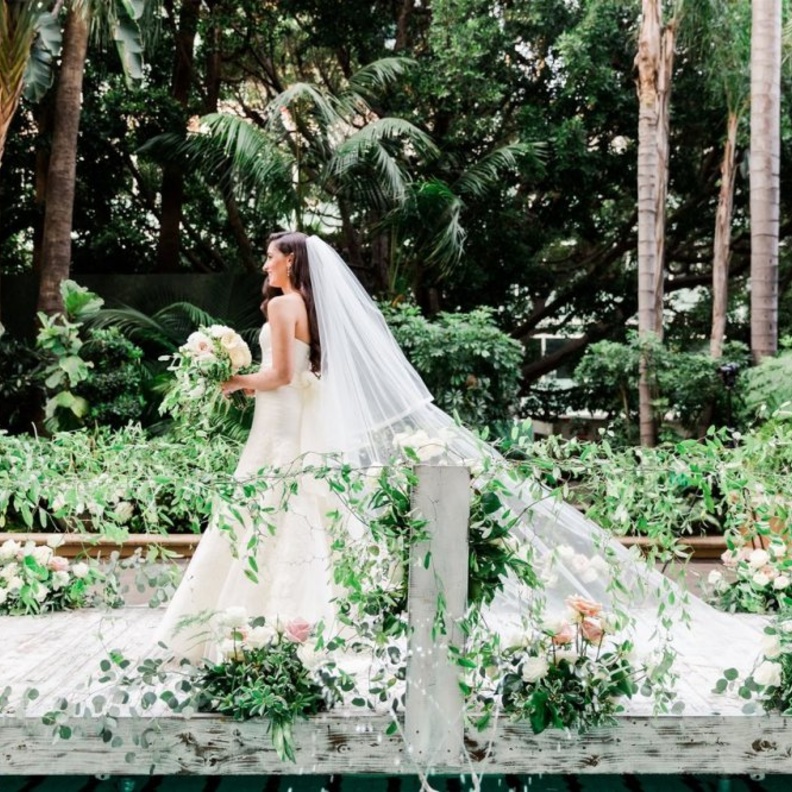 زيني ممر العروس في حفل الزفاف بالنباتات الزهرية أو بتلات الزهور