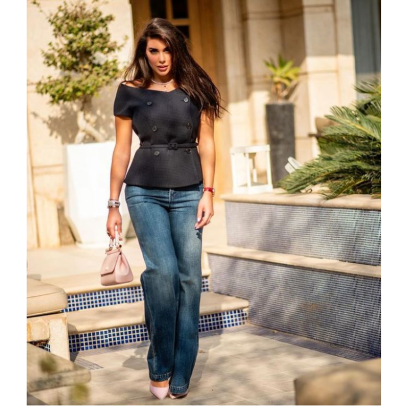 خطفت الأنظار بالبنطلون الدنيم بالأرجل الواسعة ونسقته مع توب بقصة الأكتاف الأوف شولدرز