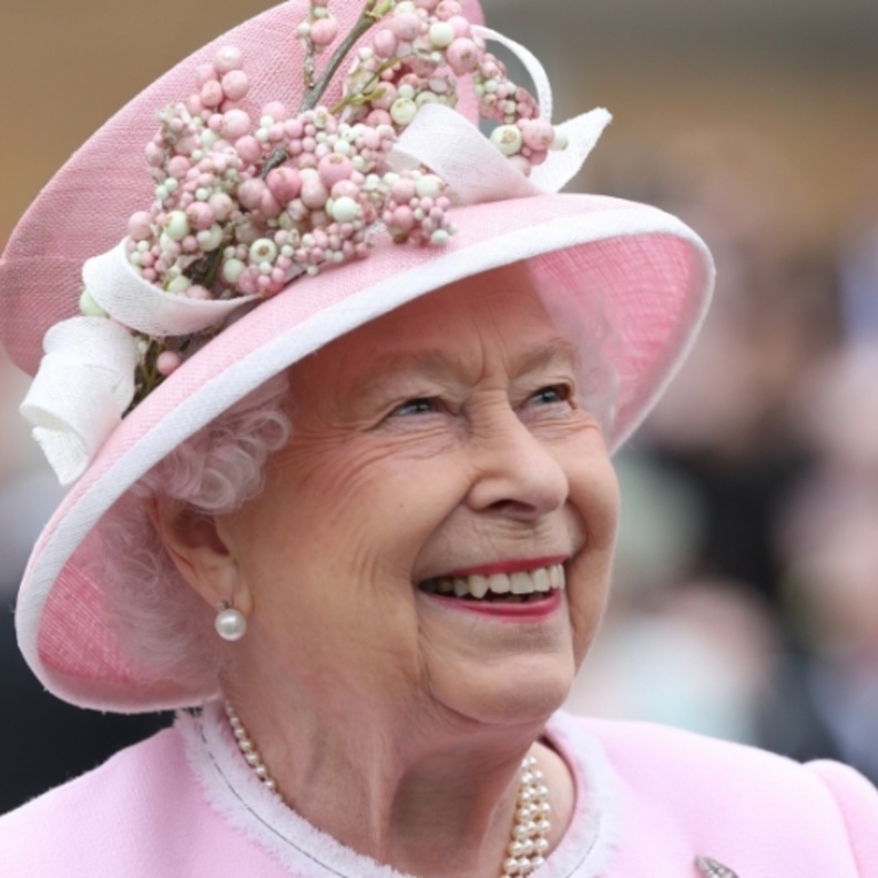 الملكة تشجع المواطنين في المملكة المتحدة بالتقدم للحصول على لقاح كورونا