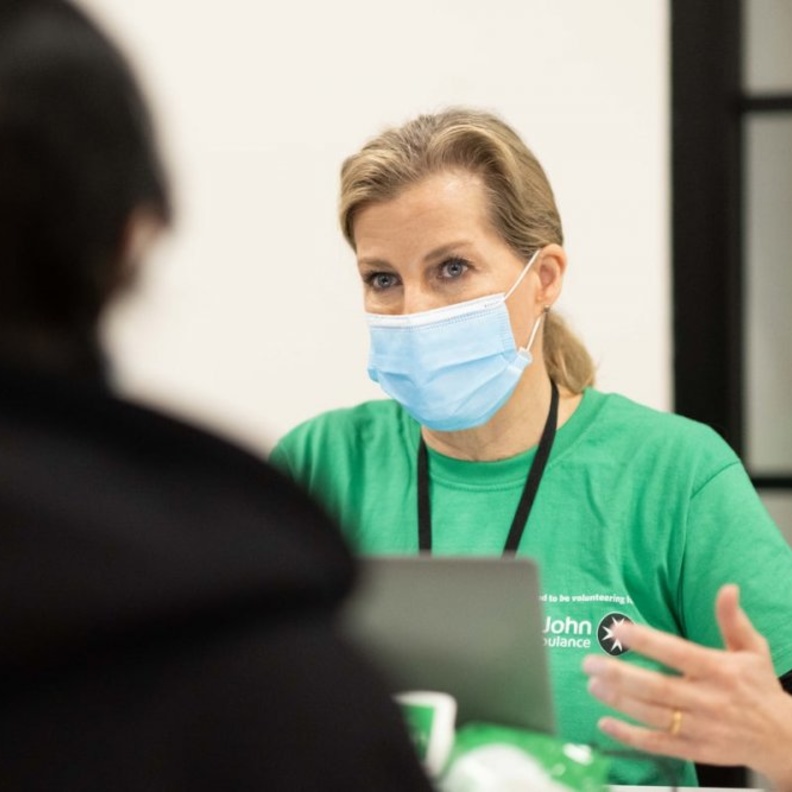 صوفي كونتيسة وسكس تتطوع للعمل في مركز للقاح كورونا