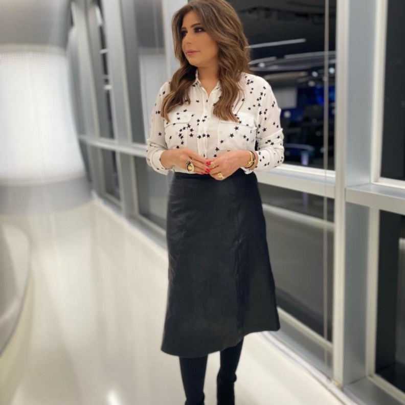  اعتمدت سارة دندراوي تنسيق في التنورة السوداء مع القميص الابيض