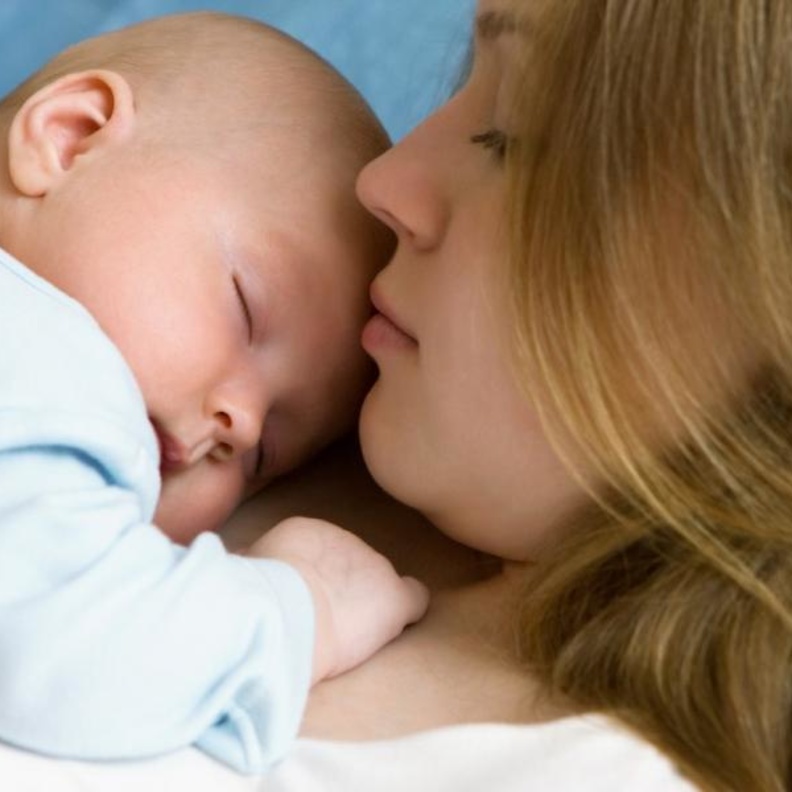 ما هي الأسباب الشائعة لآلام البطن بعد الولادة