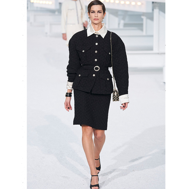 ازياء للدوام مع التنانير المريحة والسوداء من دار Chanel