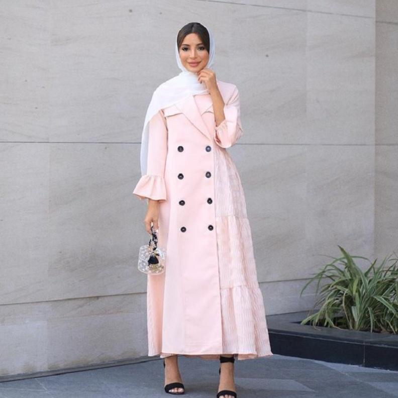 ازياء للعروس خلال شهر العسل باللون الزهري