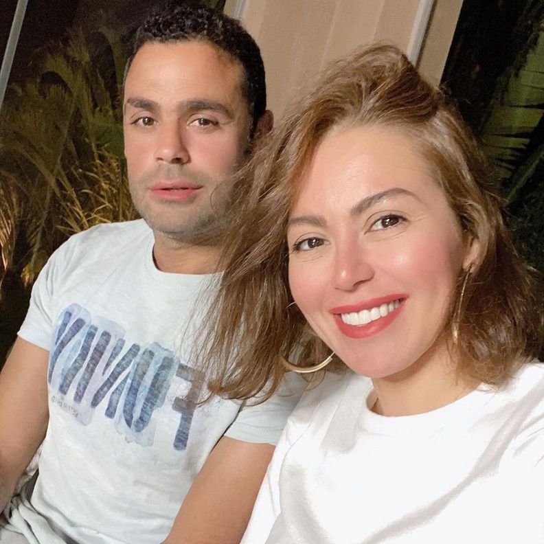  لقاء الخميسي وزوجها