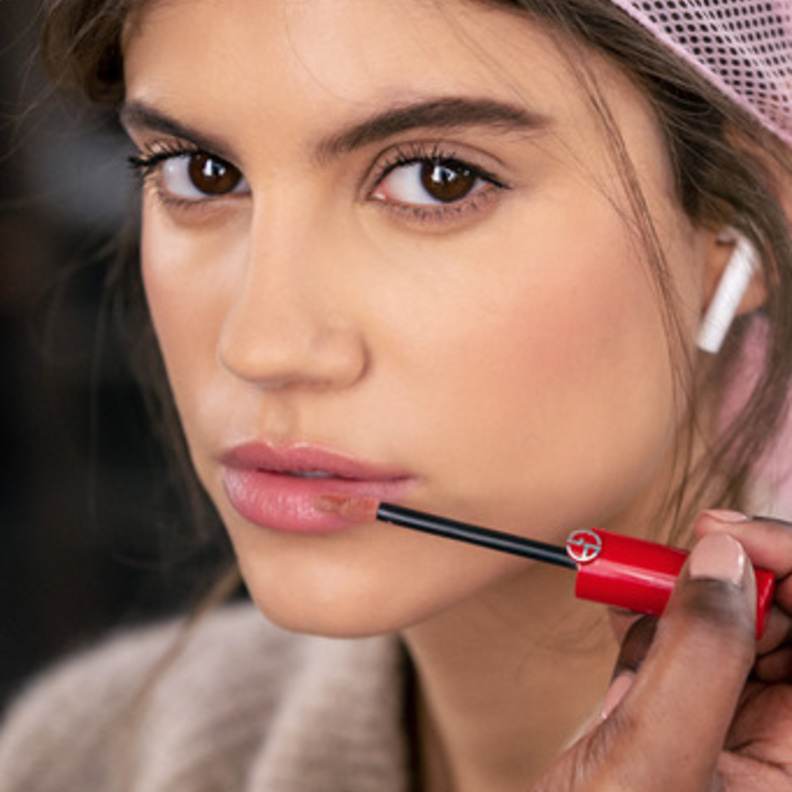 الإطلالة الجمالية لعرض مجموعة أزياء EMPORIO ARMANI النسائية والرجالية  لخريف وشتاء 21-22