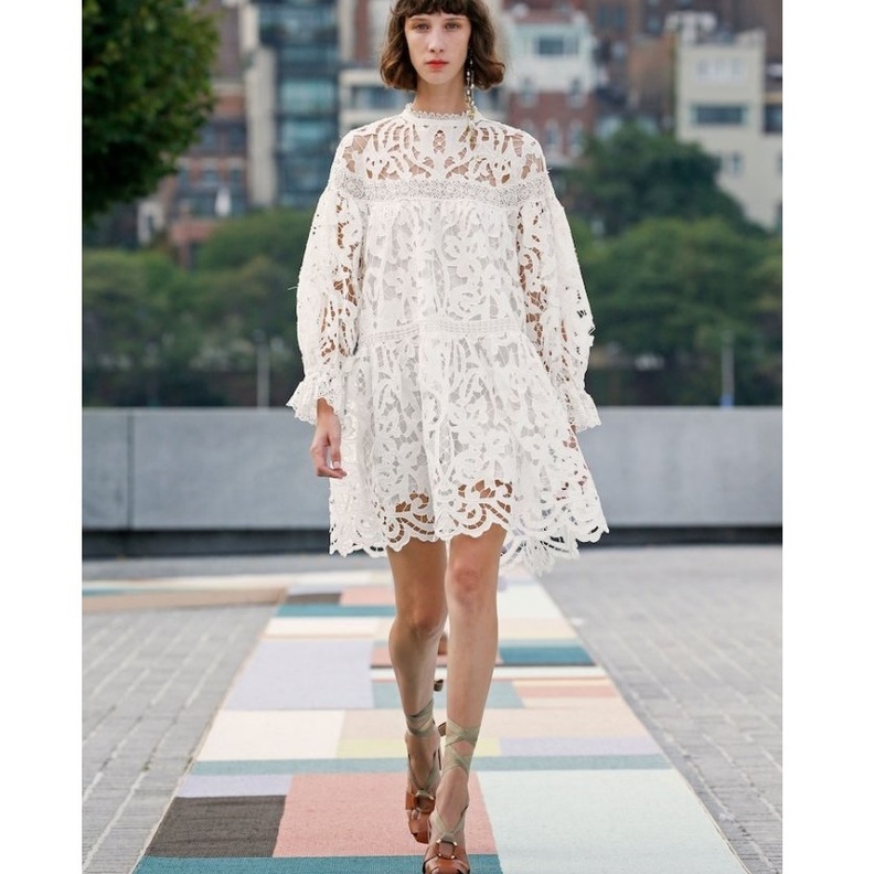 الأبيض المرهف بفستان ماكسي جذاب من تصميم Alberta Ferretti   