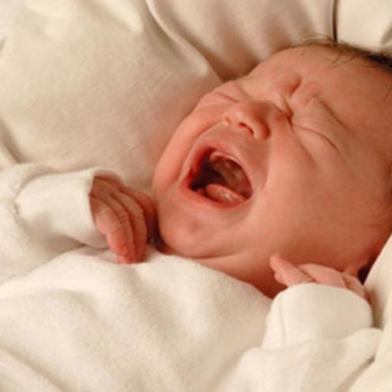 أسباب كثرة بكاء الطفل الرضيع أثناء النومر