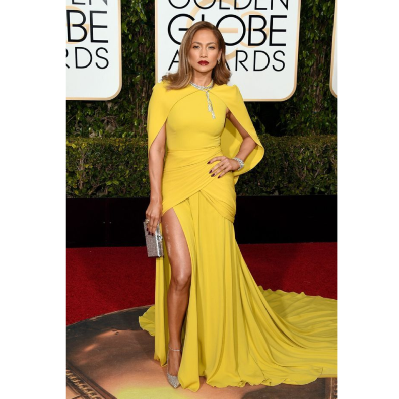 عام 2016 خطفت جي لو الأنظار بفستان أصفر من تصميم جيامباتيستا فالي