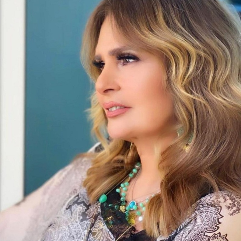 تسريحات شعر ويفي منسدل  مستوحاة من الفنانة يسرا