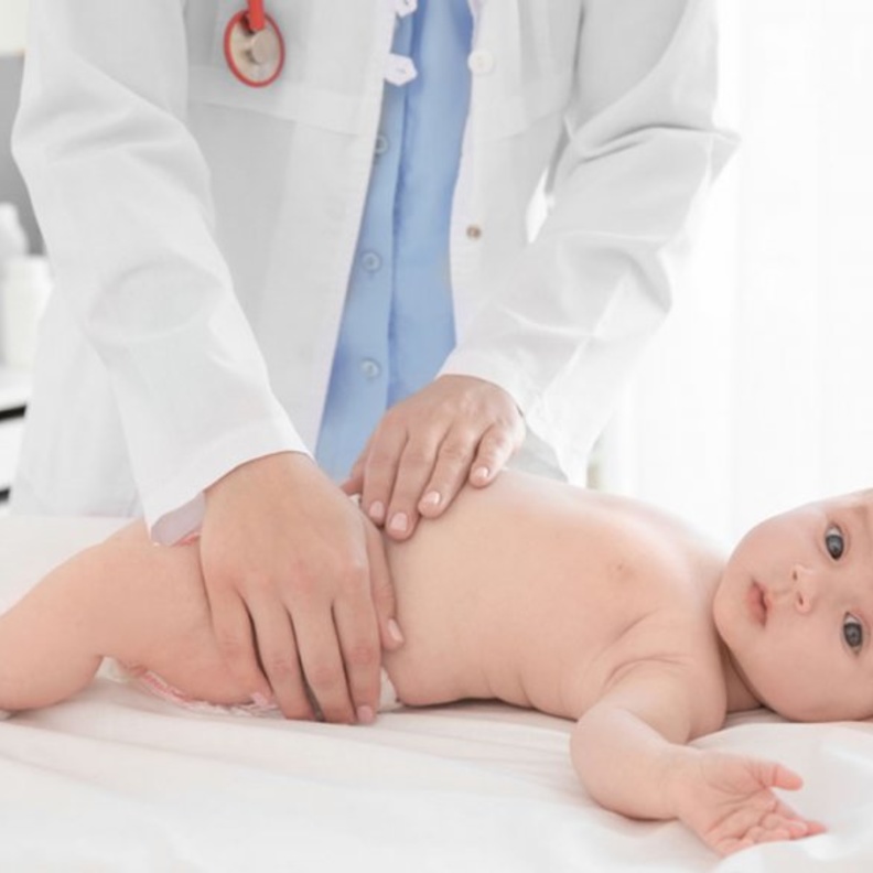 ما هي أسباب الفتق السري عند الرضع وما هي الأعراض