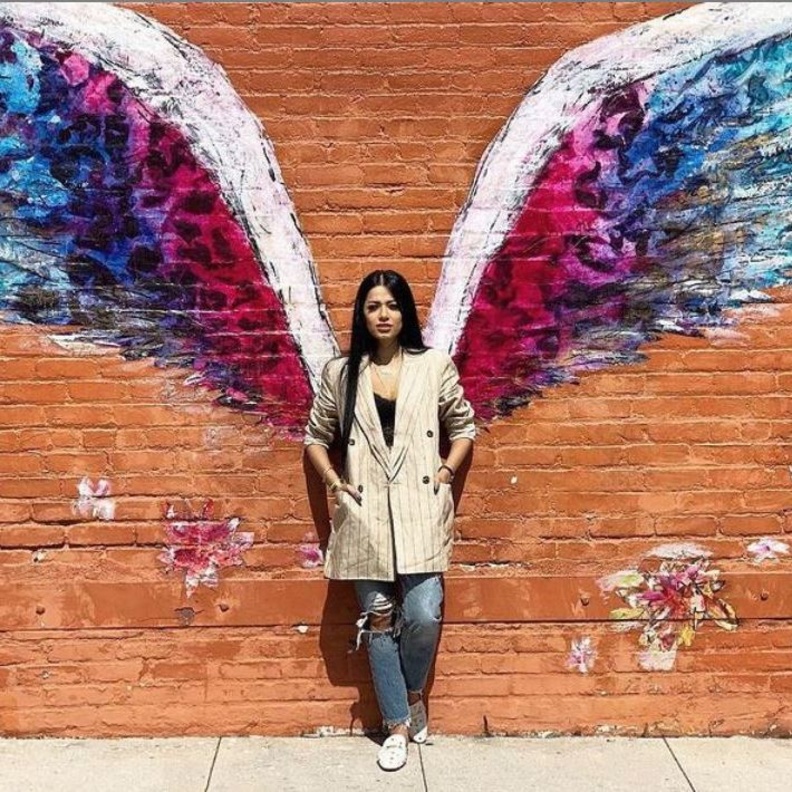 أطلّت بالبليزر الطويل بنقشة المقلّم مع البنطلون الدنيم