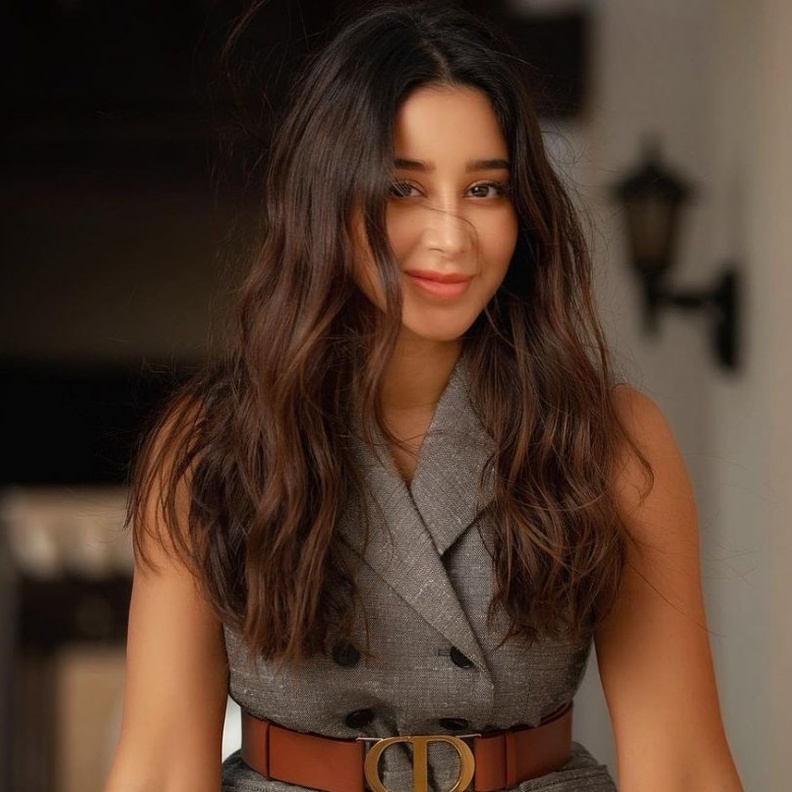 تسريحة الشعر الويفي مستوحاة من أسيل عمران