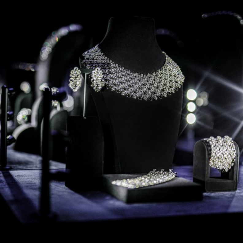 لويس فيتون تكشف النقاب عن حدث المجوهرات الراقية في دبي