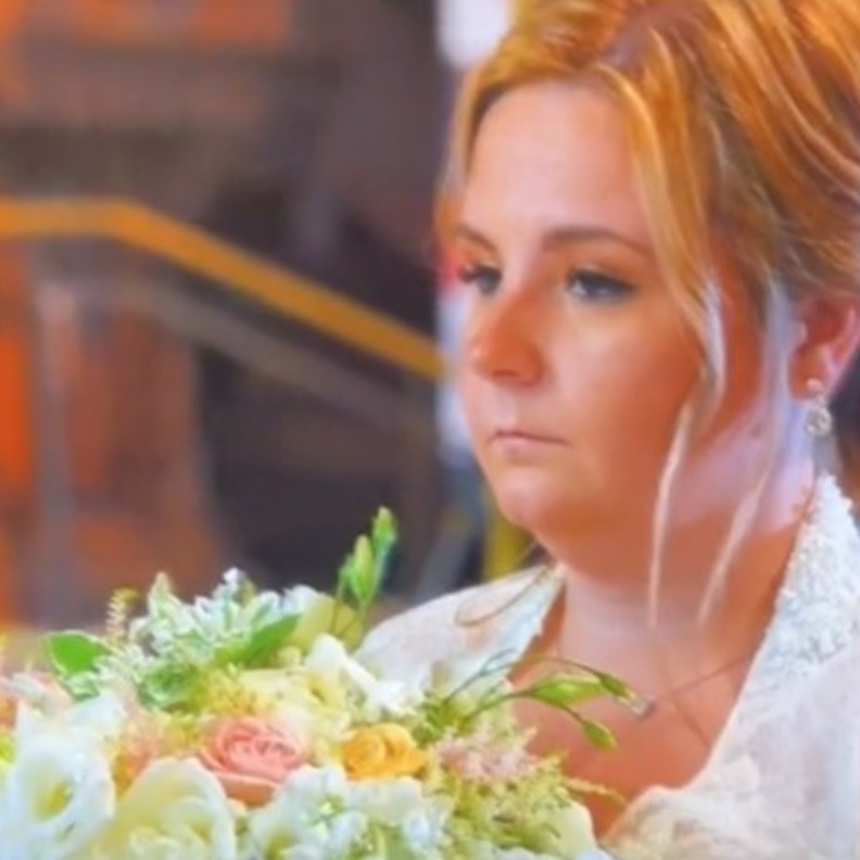 عريس وأهله يتجنبون العروس في صور الزفاف