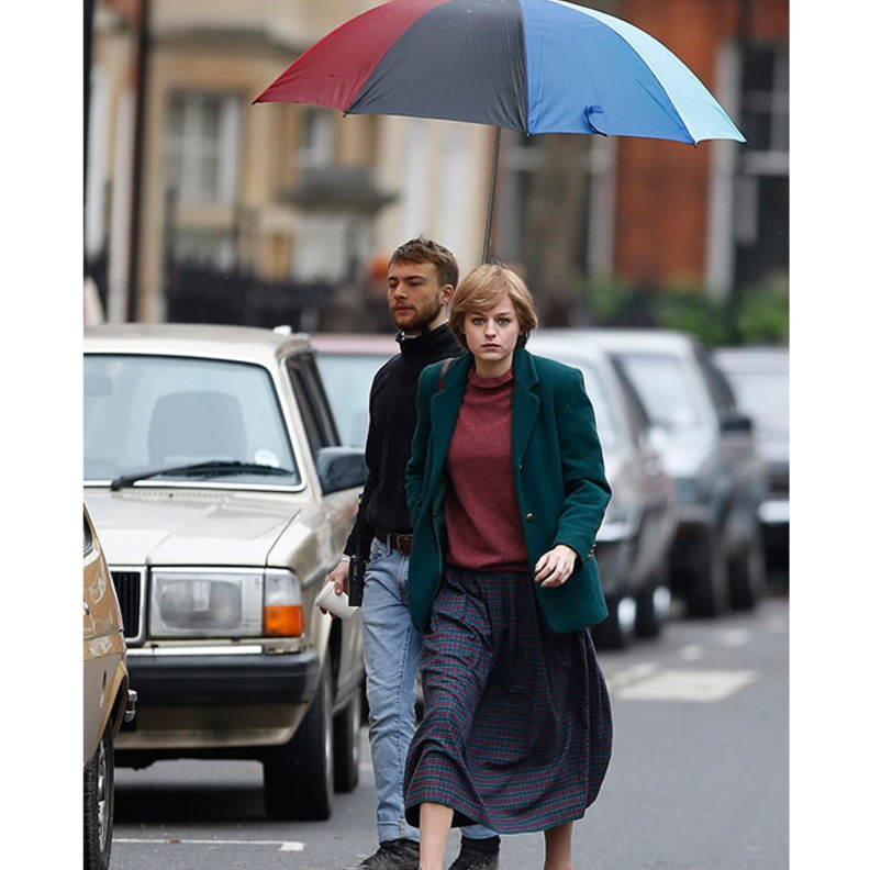 اطلالات نجمة ذا كراون اليومية بالتنانير الواسعة والكارو