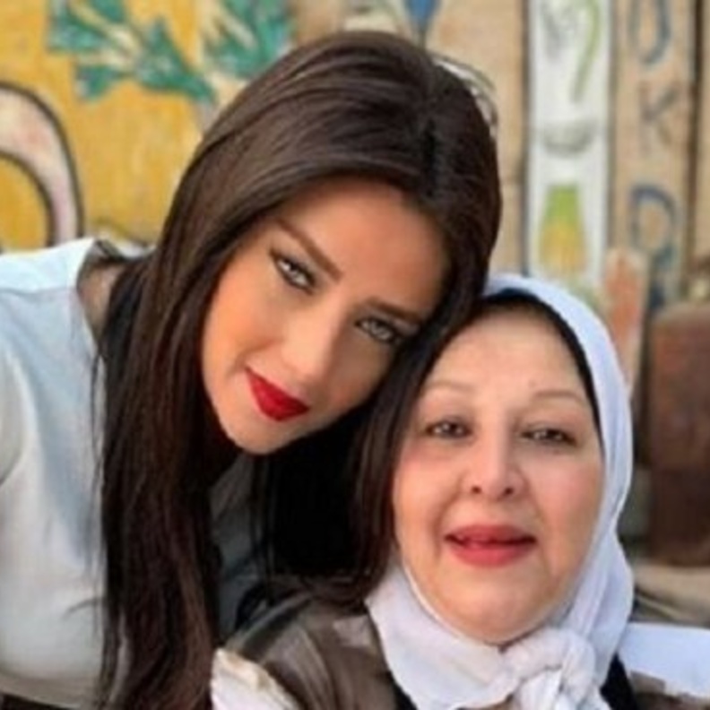 رضوى الشربيني ووالدتها